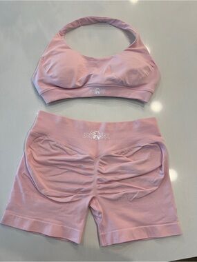 Seamless Light Pink Sports Bra & Scrunch Shorts Set